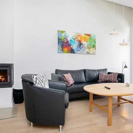 8 Person On A In Lejlighed *