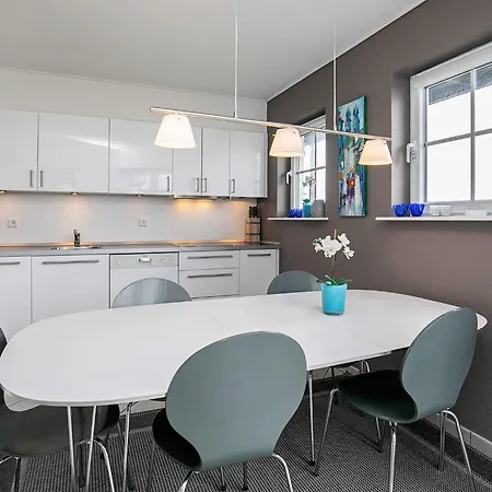 8 Person On A In בוגנזה