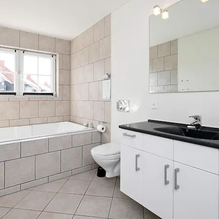 8 Person On A In Lejlighed *