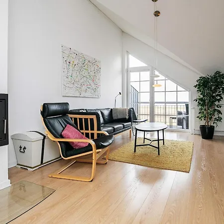 דירה 8 Person On A In *