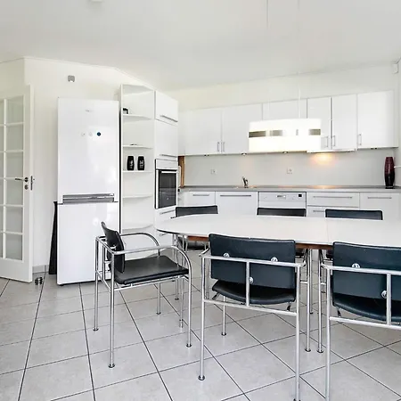 8 Person On A In דירה *