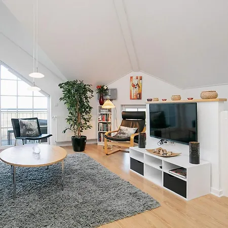 8 Person On A In Lejlighed *